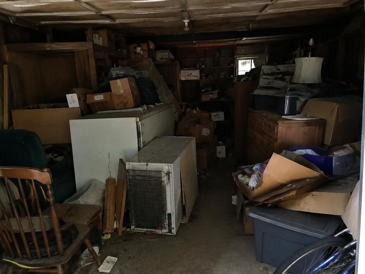 Garage encombré avant débarras